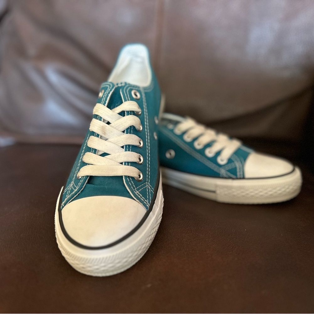 Jordache Sneakers New! Size 5 kids or 7 women